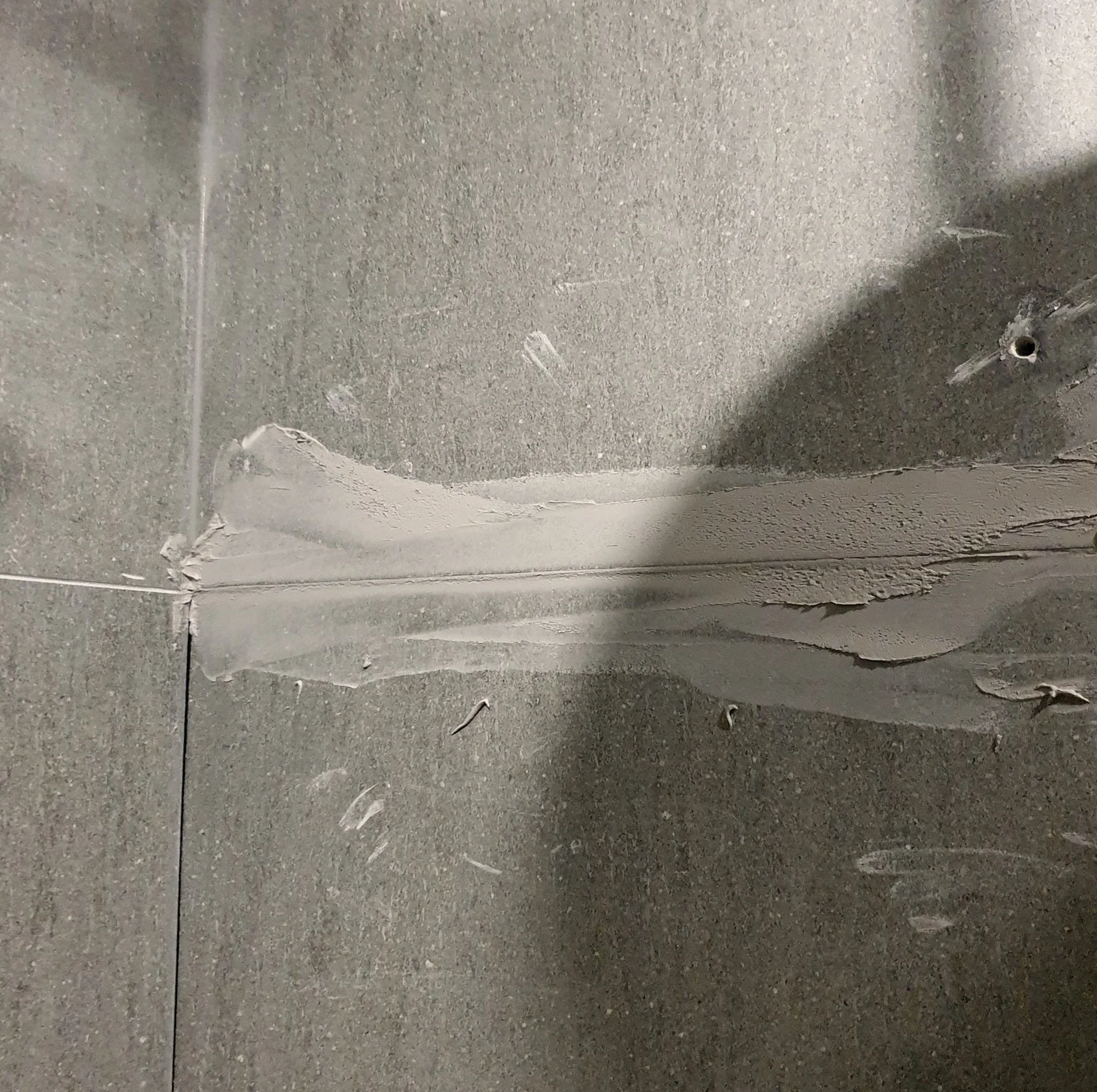 의왕 타일구멍메우기 실리콘 덮어둔 구멍 조색 복원, 화장실줄눈·코너선반까지 2시간 작업 중 — 조색한 메움재로 구멍과 줄눈을 메우는 중