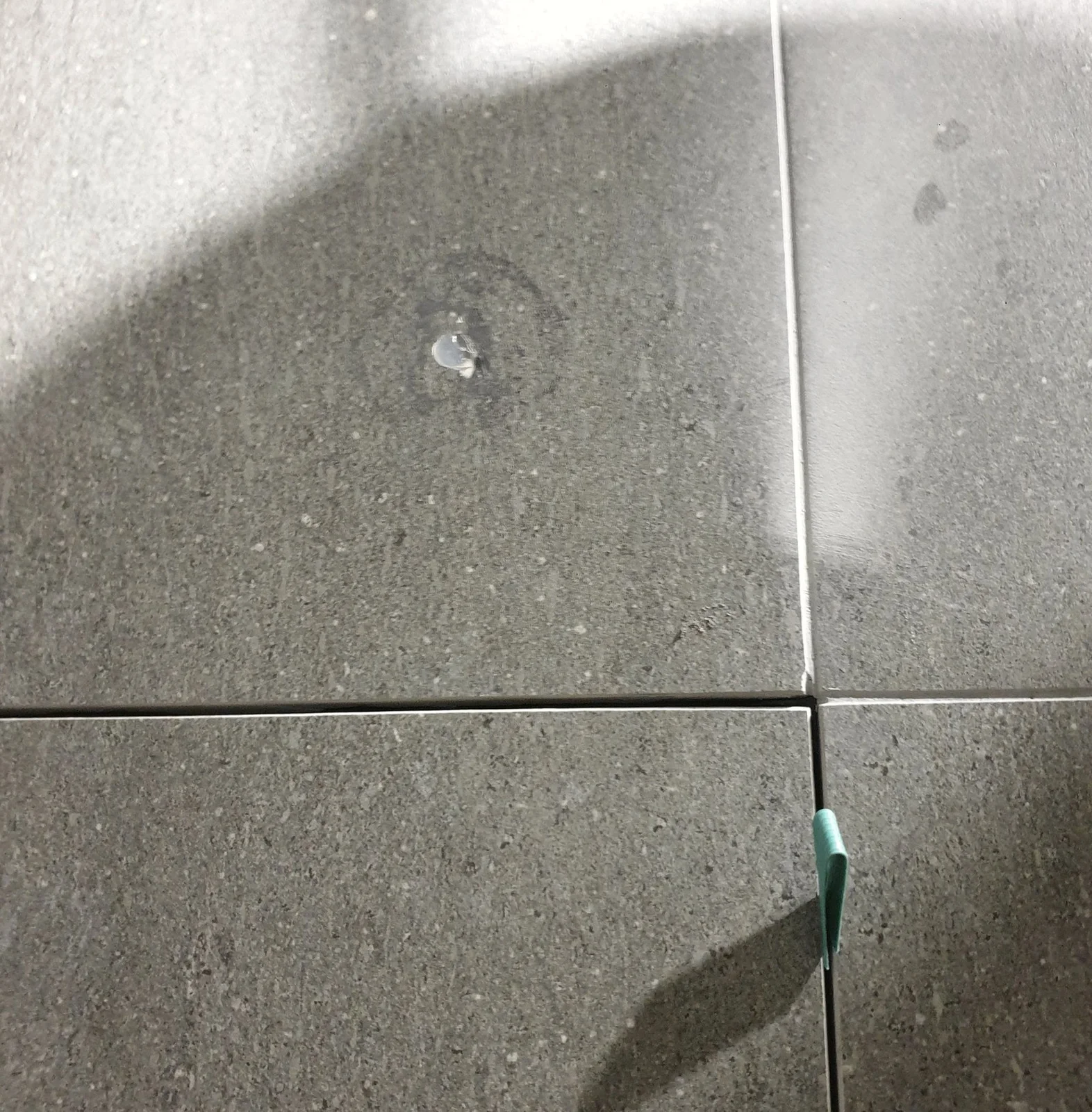 의왕 타일구멍메우기 실리콘 덮어둔 구멍 조색 복원, 화장실줄눈·코너선반까지 2시간 시공 현장 사진 2 — 실리콘으로 덮어만 둔 사이드바 구멍
