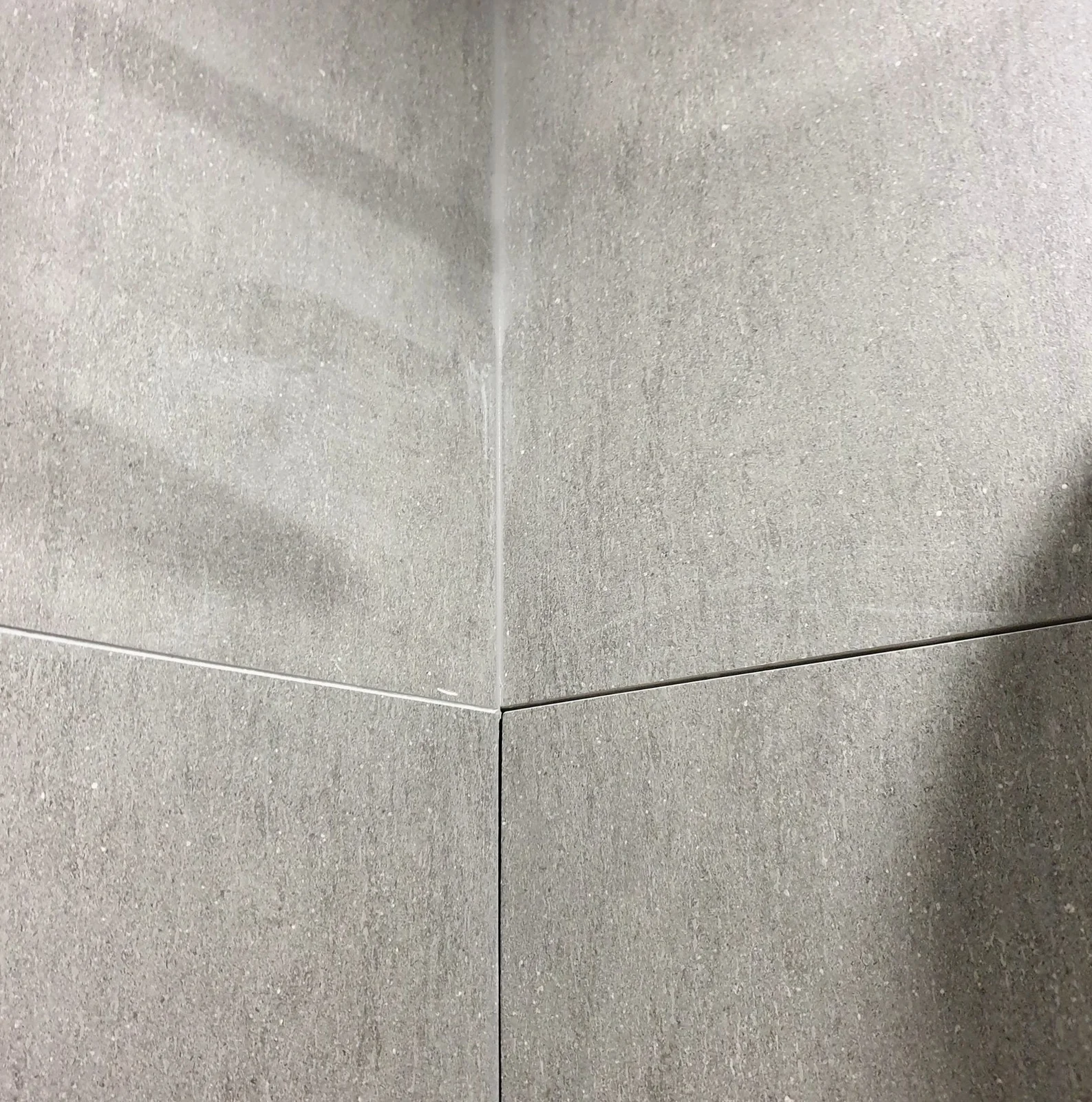 의왕 타일구멍메우기 실리콘 덮어둔 구멍 조색 복원, 화장실줄눈·코너선반까지 2시간 시공 현장 사진 3 — 코너 쪽 줄눈 빠진 자리