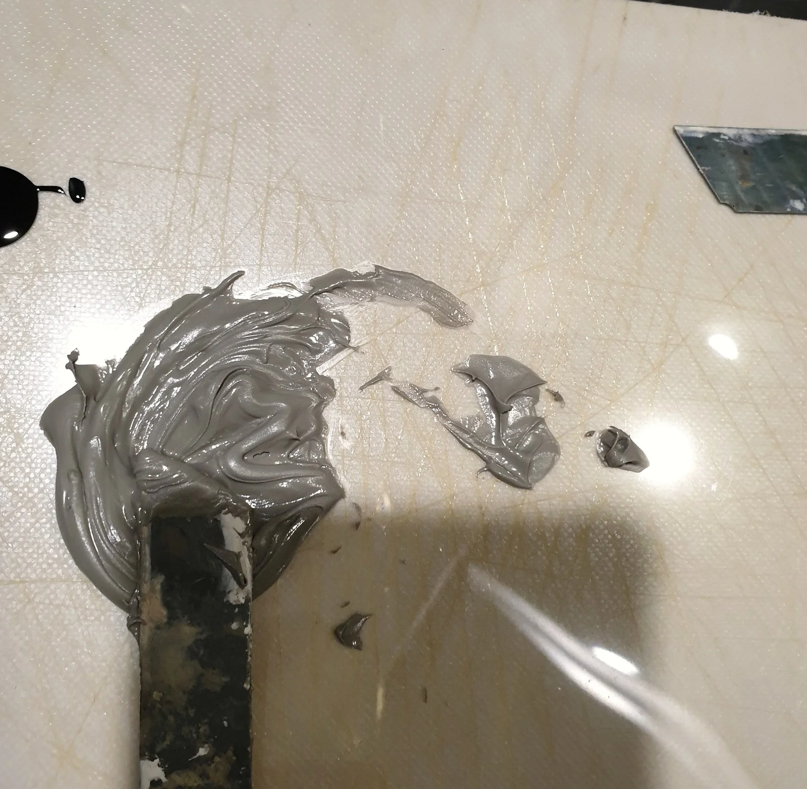 의왕 타일구멍메우기 실리콘 덮어둔 구멍 조색 복원, 화장실줄눈·코너선반까지 2시간 시공 현장 사진 5 — 타일 색에 맞춰 조색하는 중