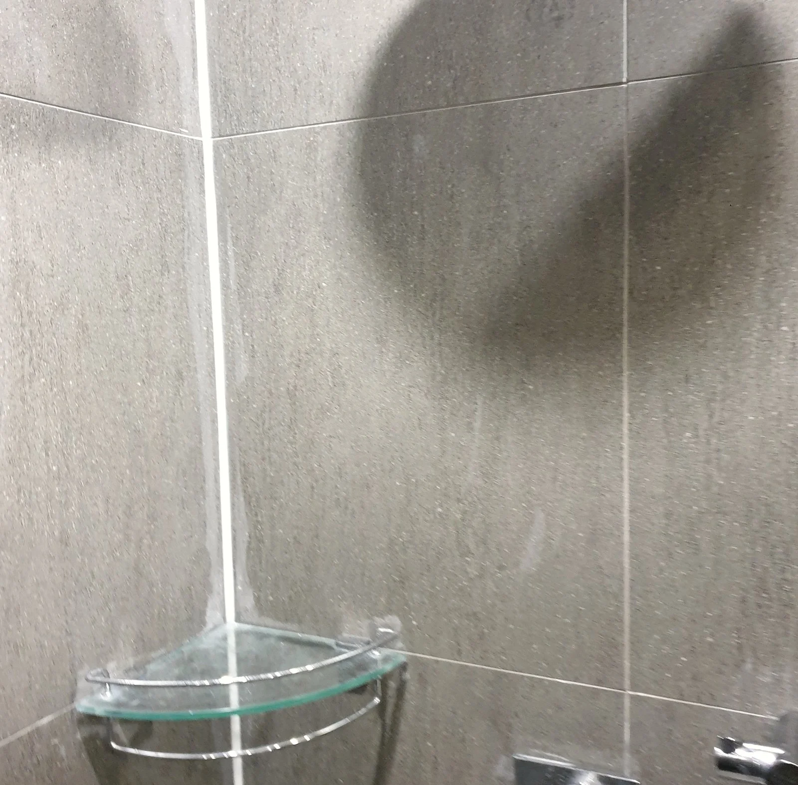 의왕 타일구멍메우기 실리콘 덮어둔 구멍 조색 복원, 화장실줄눈·코너선반까지 2시간 시공 현장 사진 6 — 코너선반과 줄눈 마감