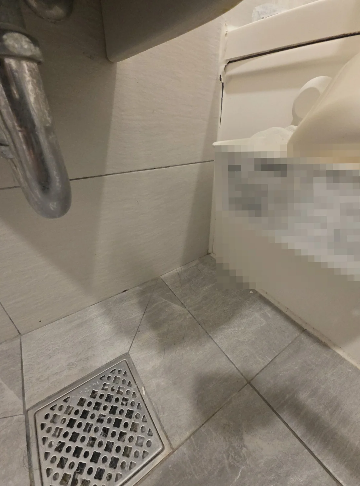 화성 변기실리콘보수 곰팡이 낀 테두리 다 뜯어내고 욕실실리콘시공 전체 새로 1명 2시간 시공 전 — 갈라지고 검게 변한 변기 주변 라인