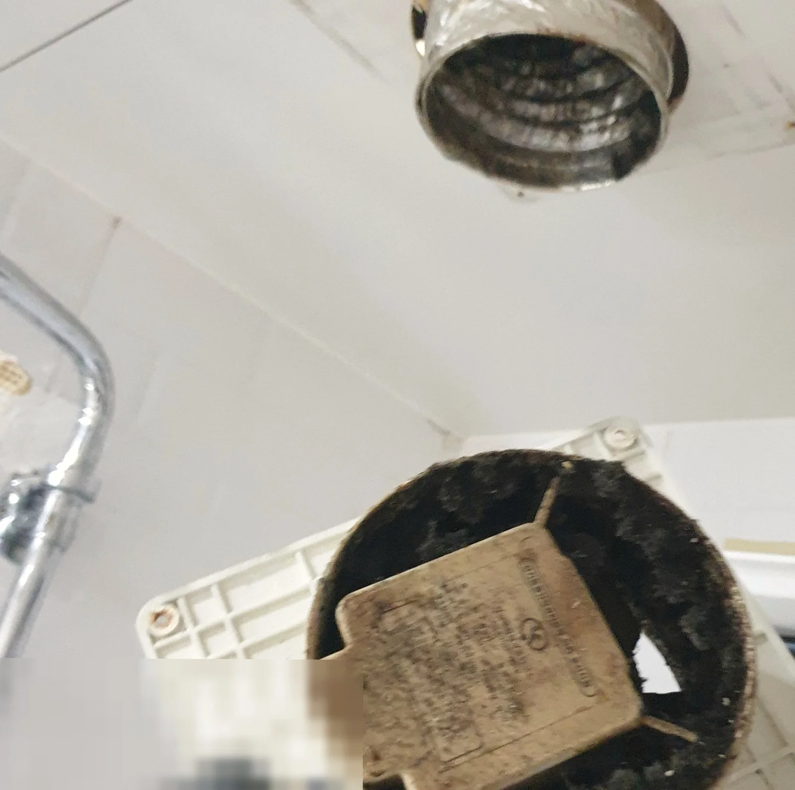 광교 화장실환풍기교체 흡입도 작동도 안 되던 욕실환풍기 고장, 같은 규격으로 1시간 작업 중 — 떼어낸 본체 안쪽과 천장 배기 덕트