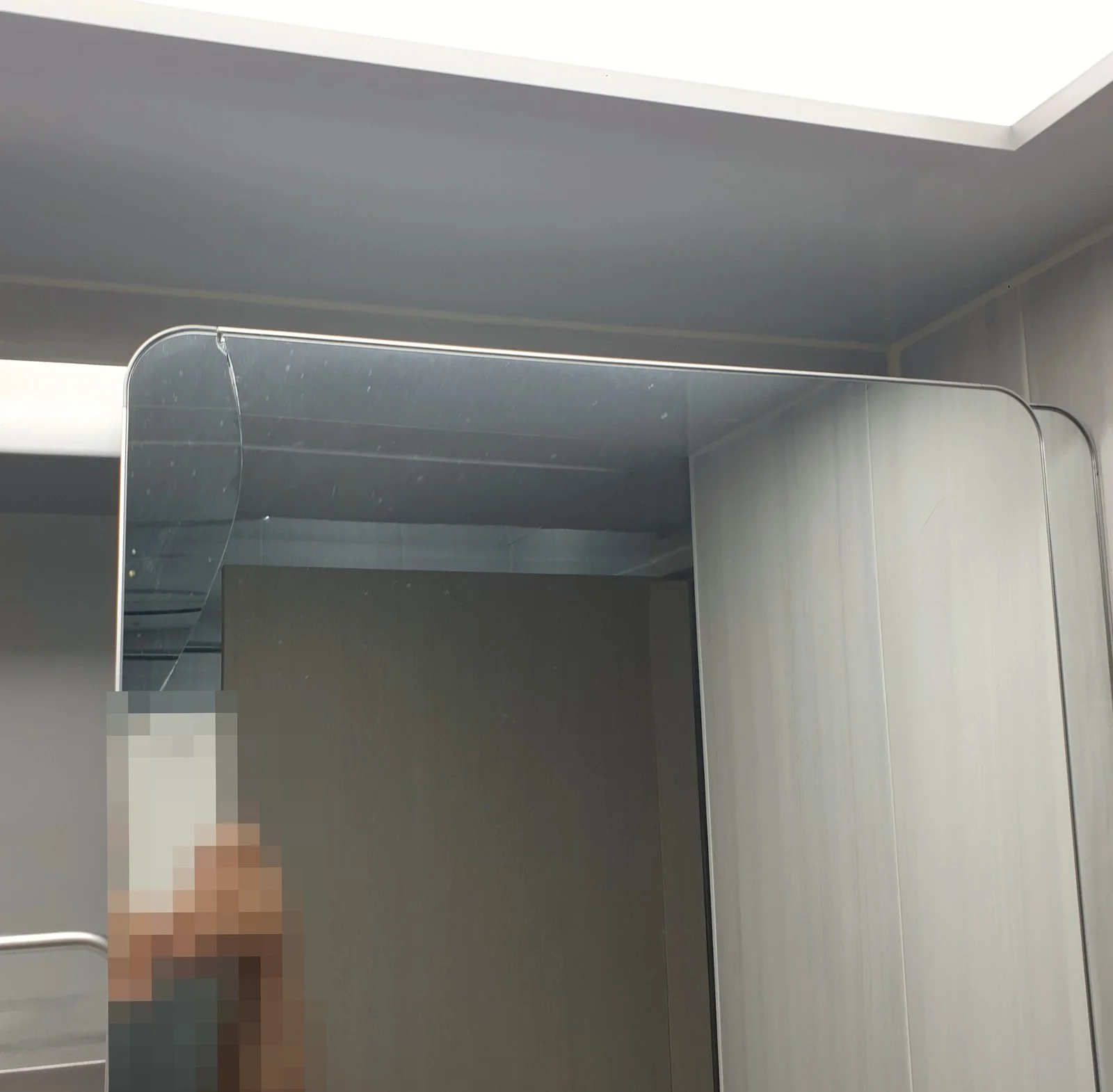 수원권선동 수원 권선동 욕실거울장 거울교체 기성품 아닌 거울문 깨져 유리 맞춤제작, 2회 방문 원상복구 시공 전 — 모서리부터 깨진 거울문