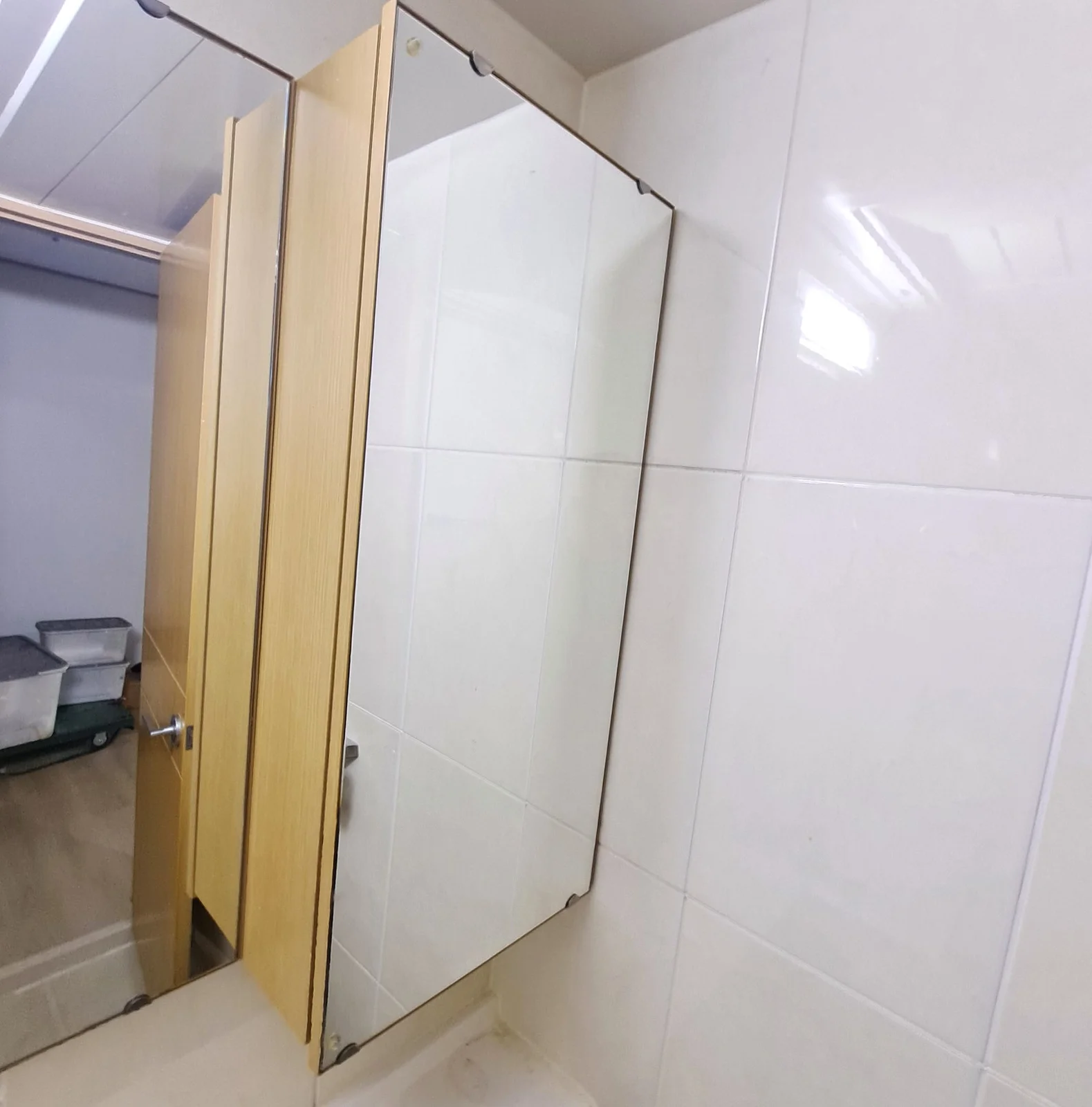 오산 욕실 수납장·거울 교체 썩은 수건장 철거하고 폐기물까지 40분 시공 전 — 물 먹어 상한 나무 수건장과 거울