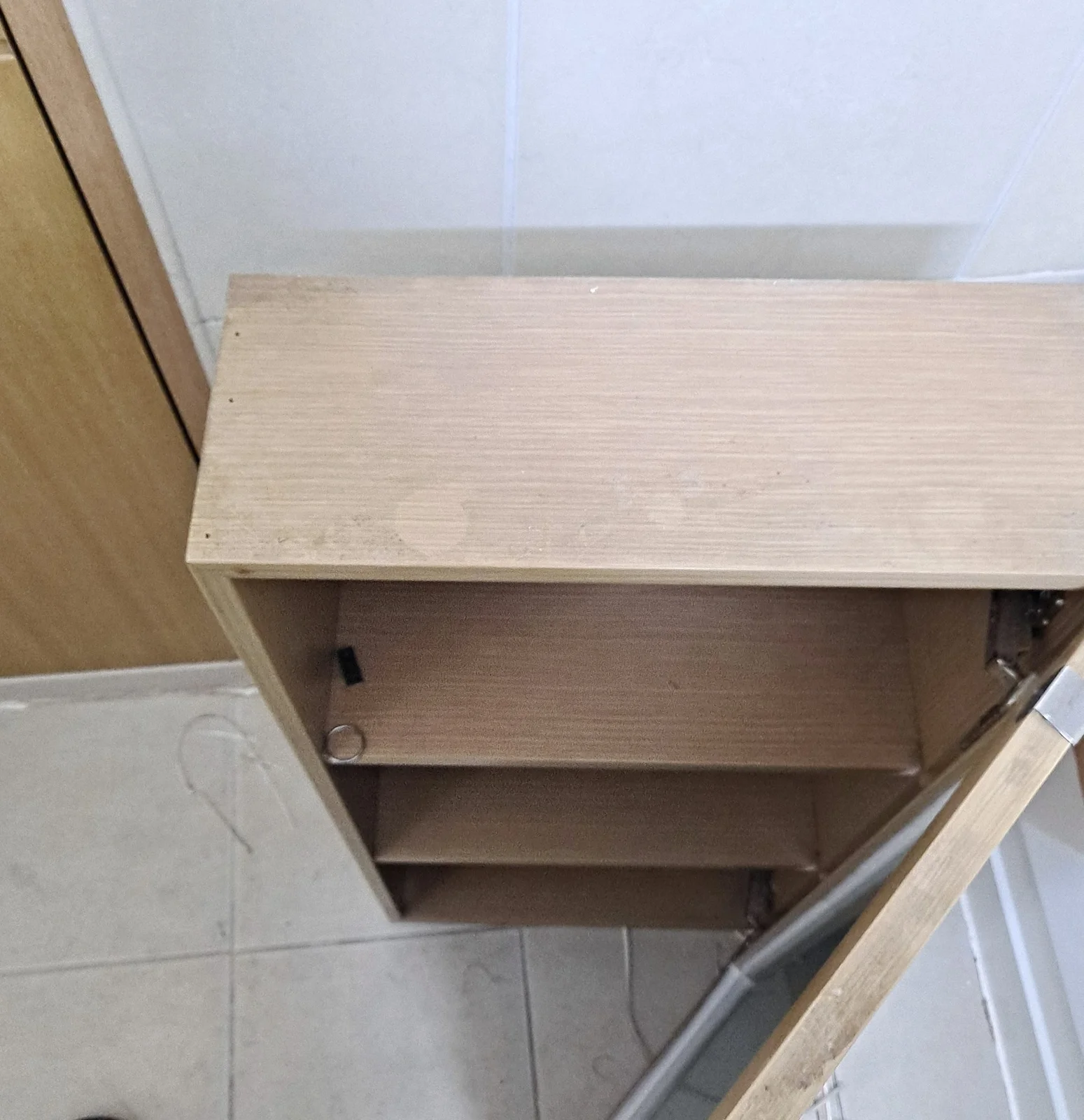 오산 욕실 수납장·거울 교체 썩은 수건장 철거하고 폐기물까지 40분 작업 중 — 철거한 기존 수건장 — 안쪽까지 상한 상태