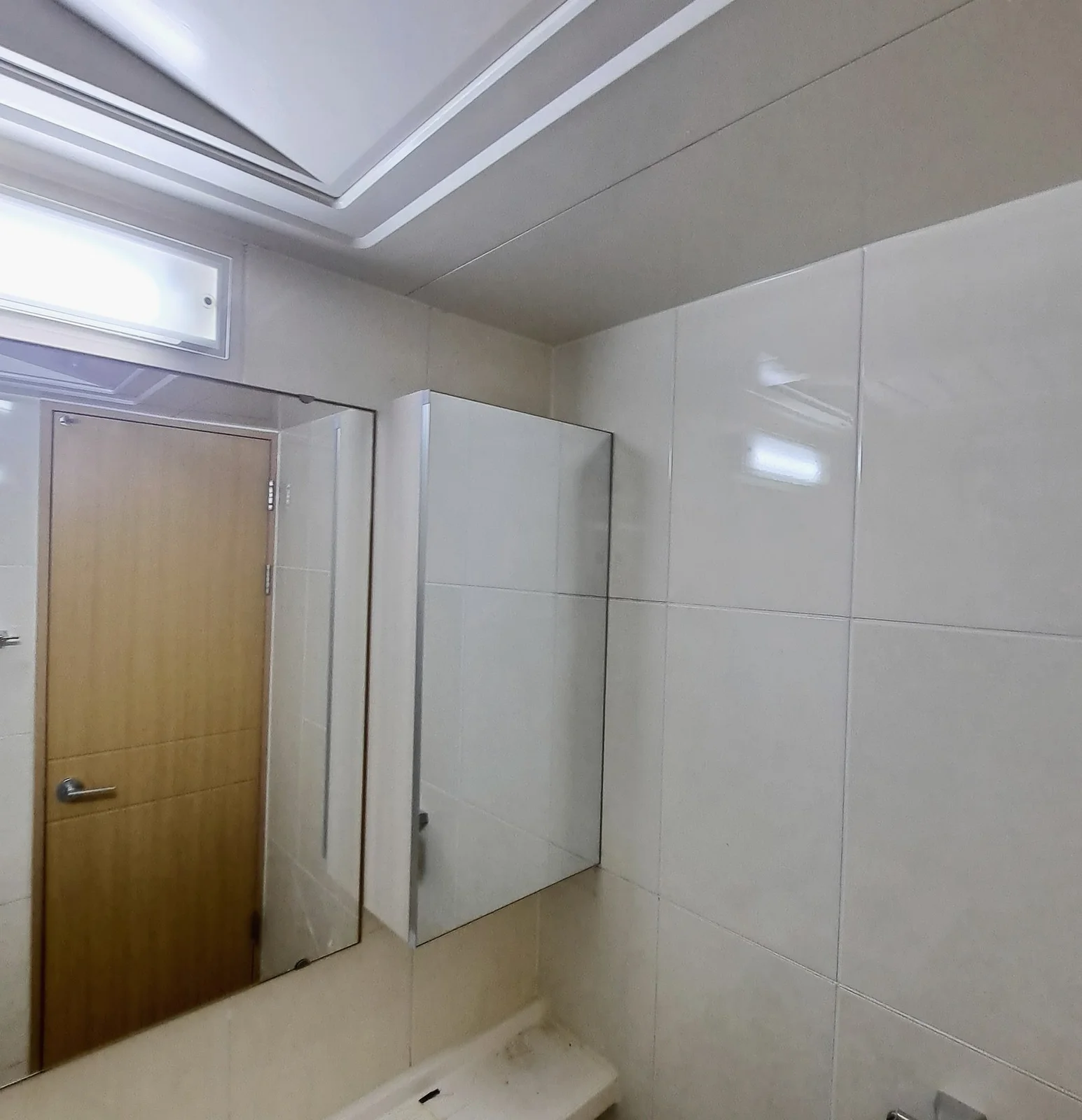 오산 욕실 수납장·거울 교체 썩은 수건장 철거하고 폐기물까지 40분 시공 현장 사진 2 — 교체를 마친 거울과 수납장 전체 모습