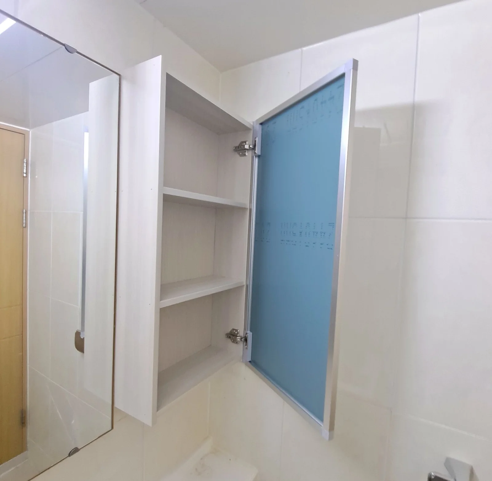오산 욕실 수납장·거울 교체 썩은 수건장 철거하고 폐기물까지 40분 시공 현장 사진 3 — 수납장 문을 연 모습 — 3단 선반