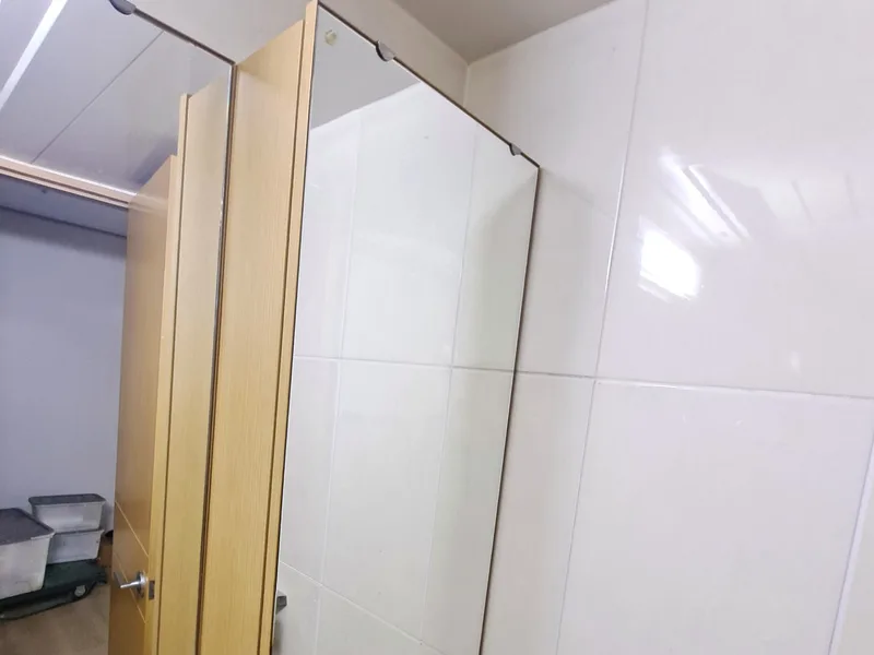 오산 욕실 수납장·거울 교체 썩은 수건장 철거하고 폐기물까지 40분 시공 전