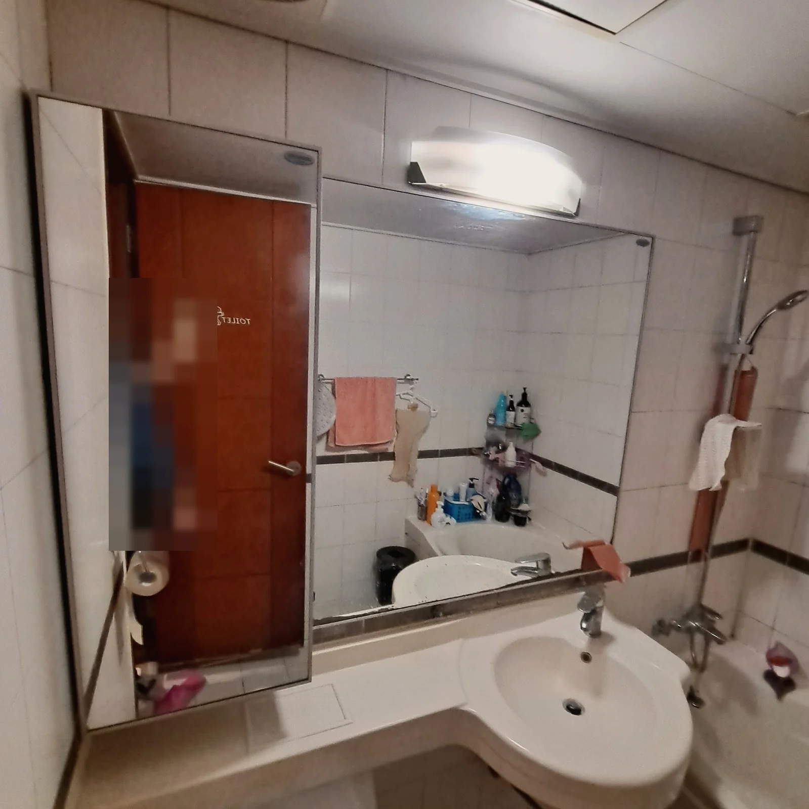 평택 욕실슬라이드장 교체 낡은 여닫이 욕실수건장 뜯어내고 1명 1시간 시공 현장 사진 3 — 정면에서 본 기존 거울장