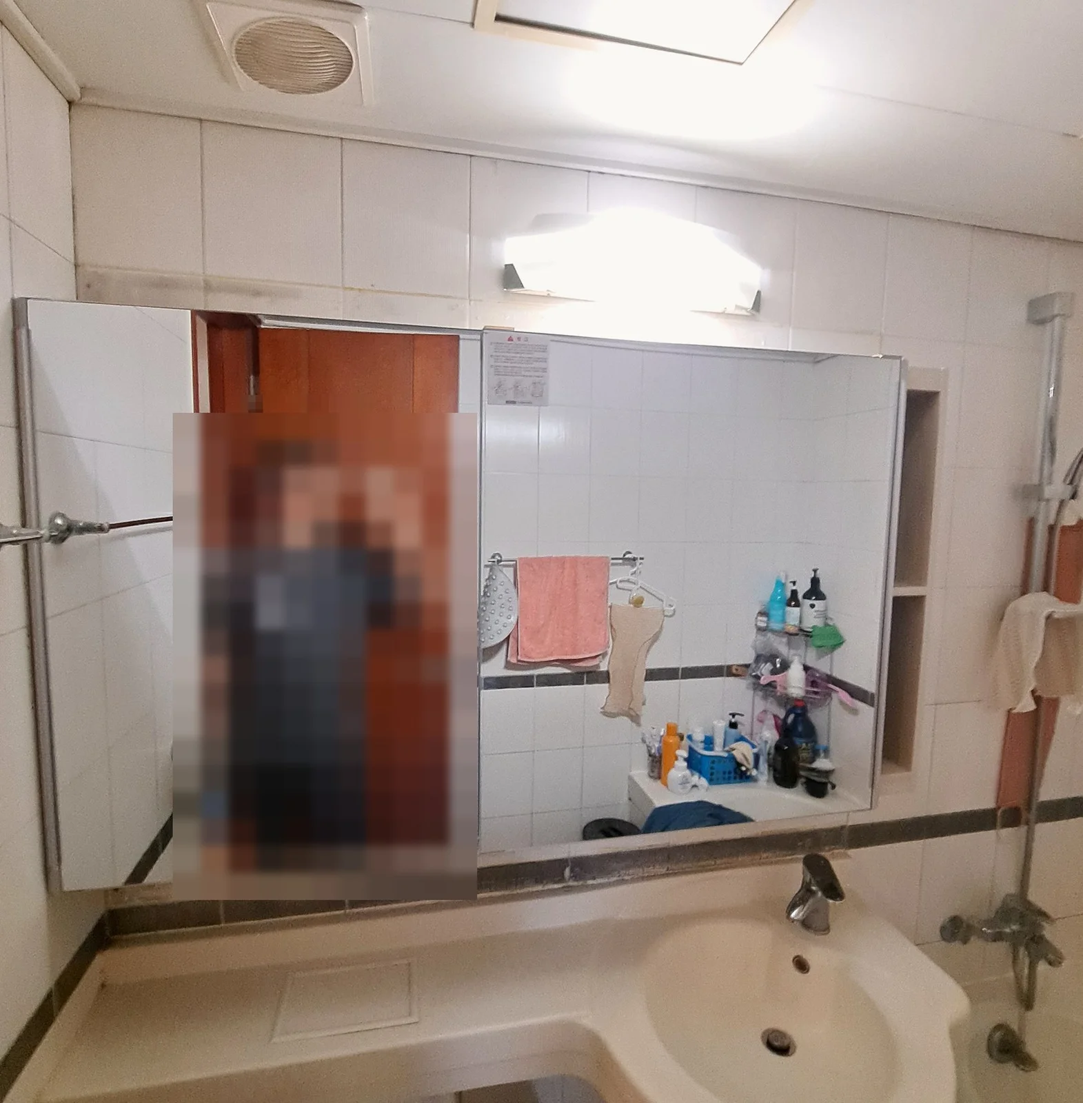 평택 욕실슬라이드장 교체 낡은 여닫이 욕실수건장 뜯어내고 1명 1시간 시공 현장 사진 6 — 정면에서 본 슬라이드장