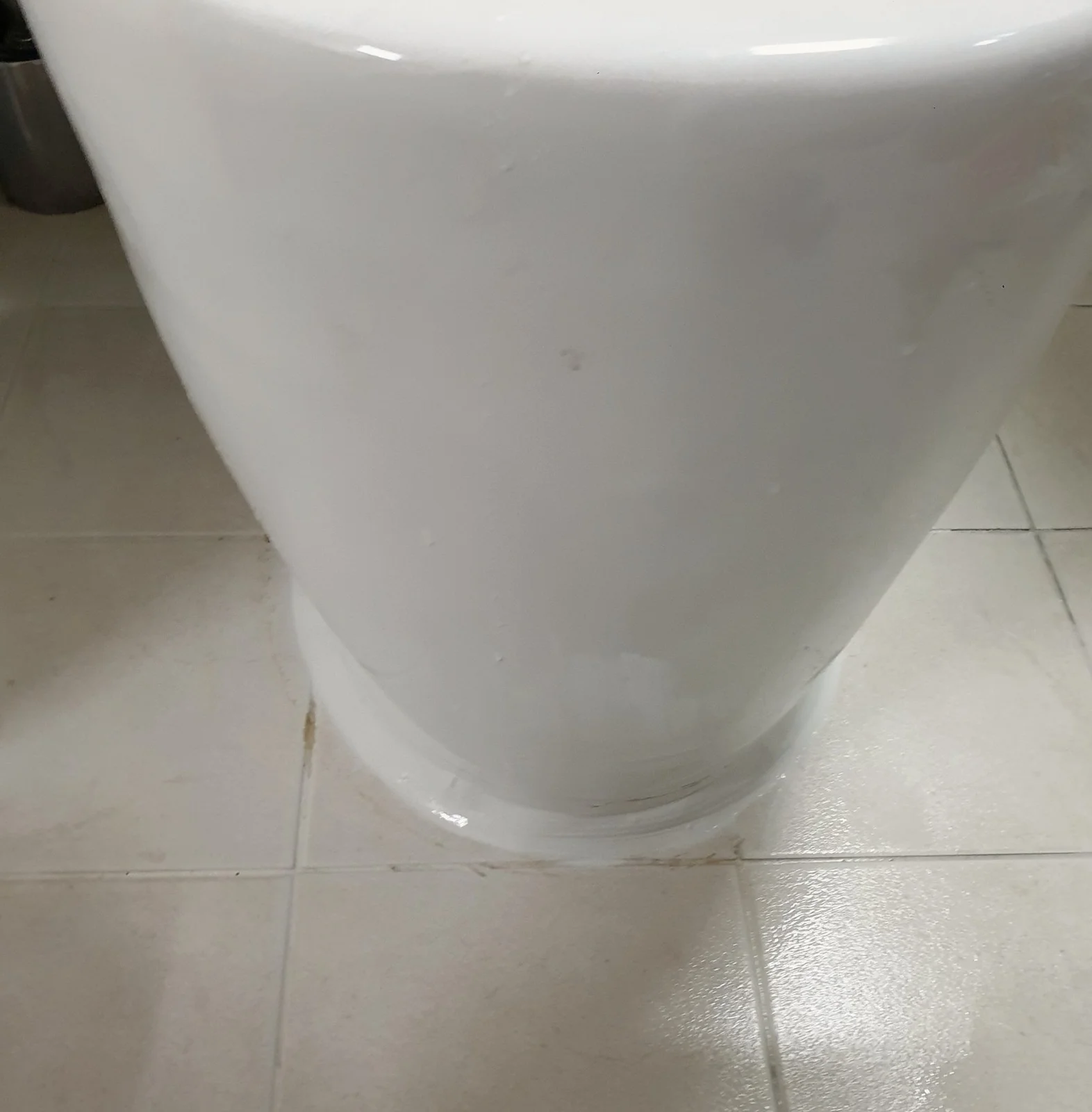광명 변기백시멘트 재시공 깨져 흔들리던 변기, 수평·중심 잡고 실리콘으로 고정 1시간 시공 후 — 백시멘트를 걷어내고 하얀 실리콘으로 테두리 마감