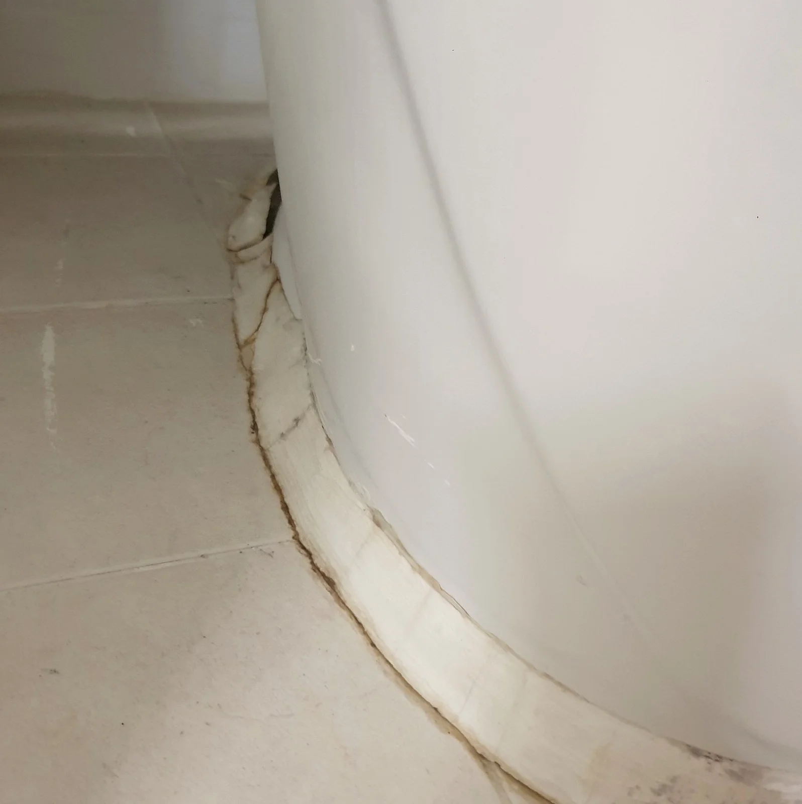 광명 변기백시멘트 재시공 깨져 흔들리던 변기, 수평·중심 잡고 실리콘으로 고정 1시간 시공 현장 사진 2 — 변기 뒤쪽 백시멘트가 떨어져 나가 벌어진 틈