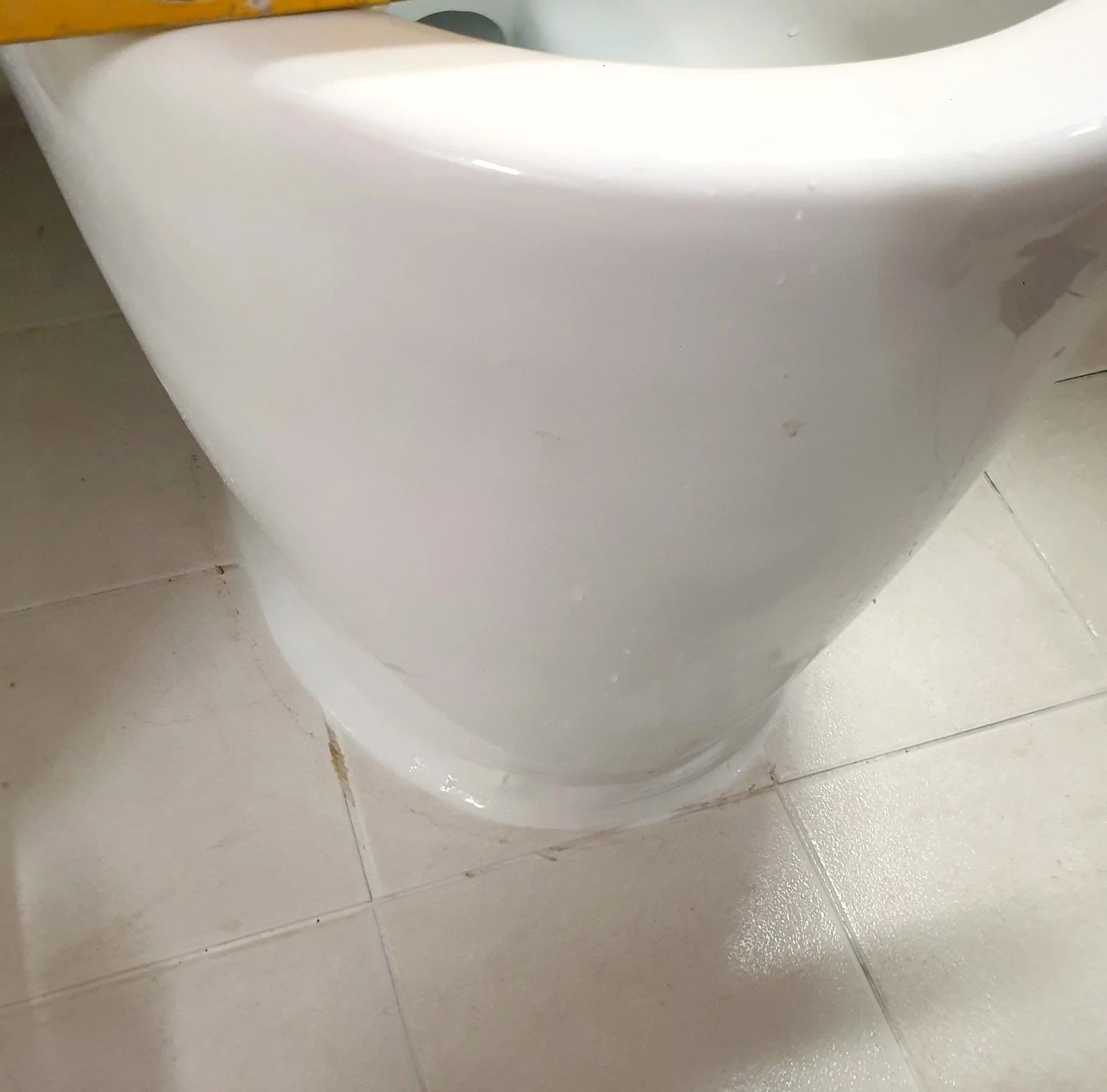 광명 변기백시멘트 재시공 깨져 흔들리던 변기, 수평·중심 잡고 실리콘으로 고정 1시간 시공 현장 사진 5 — 수평을 잡은 뒤 마감한 변기 밑동