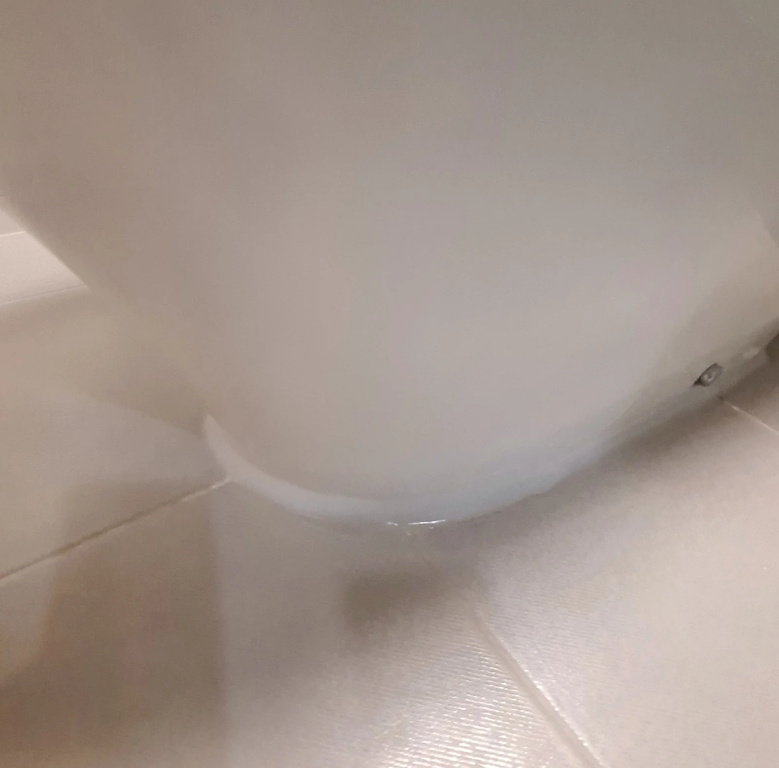 군포 변기물샘 변기수리 깨진 변기백시멘트 걷어내고 욕실실리콘으로 재시공 1명 1시간 시공 현장 사진 5 — 앞쪽 실리콘 마감