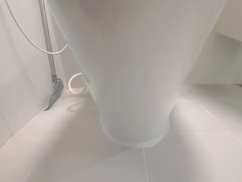 군포 변기물샘 변기수리 깨진 변기백시멘트 걷어내고 욕실실리콘으로 재시공 1명 1시간 시공 후