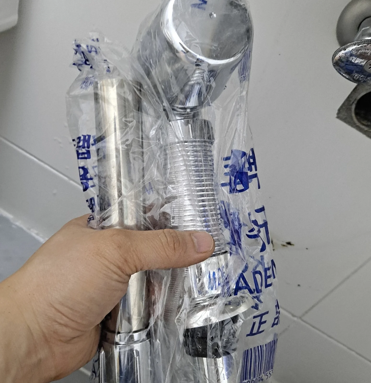 수원매탄동 수원 매탄동 세면대 배수관 교체 삭은 주름관 걷어내고 트랩 시공 1시간 작업 중 — 새로 설치할 트랩 배관
