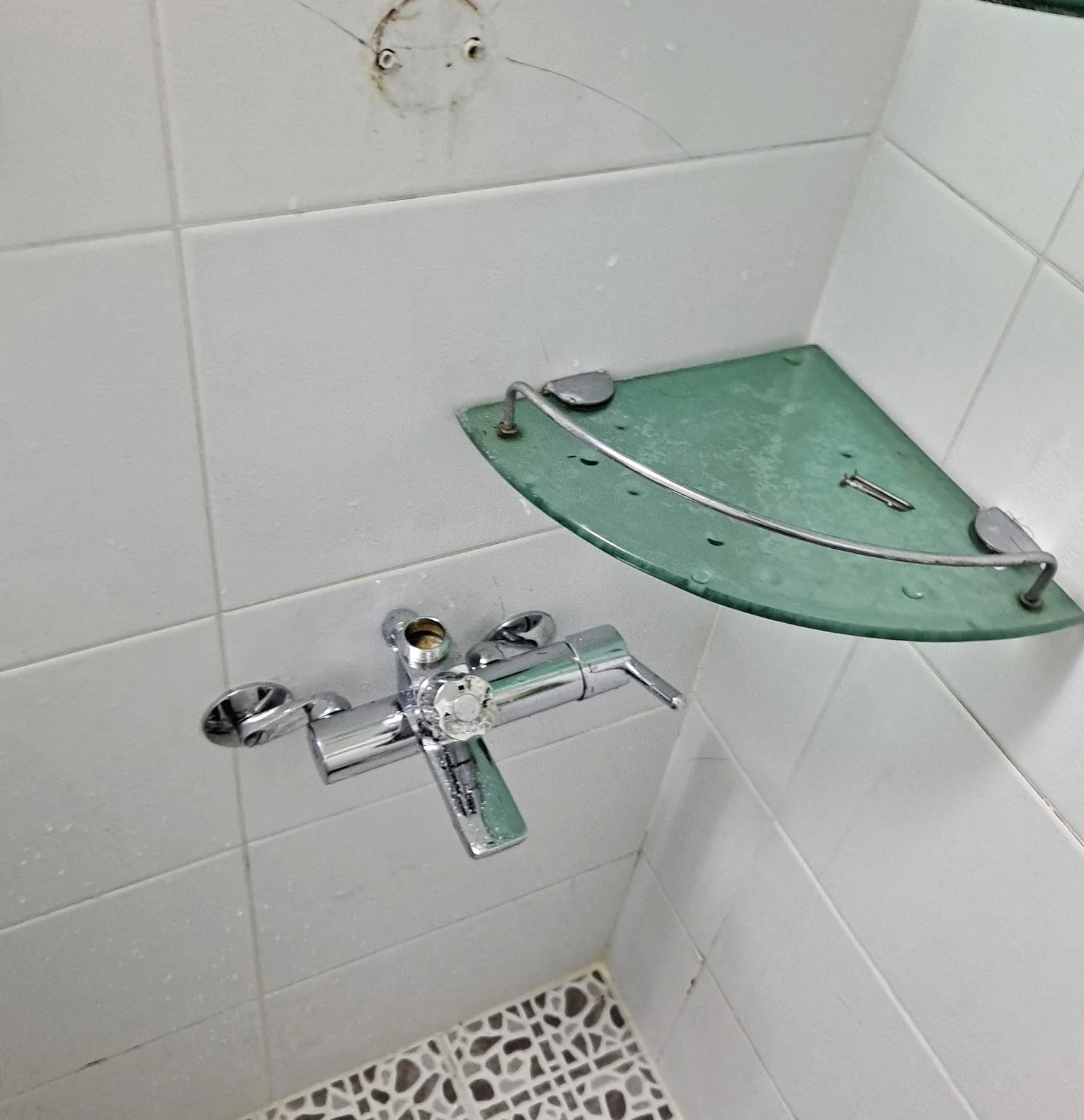 안산 해바라기샤워기 교체 부식으로 물 새던 욕실 샤워수전 전체 교체 1시간 20분 작업 중 — 기존 샤워기를 떼어낸 벽면과 수전