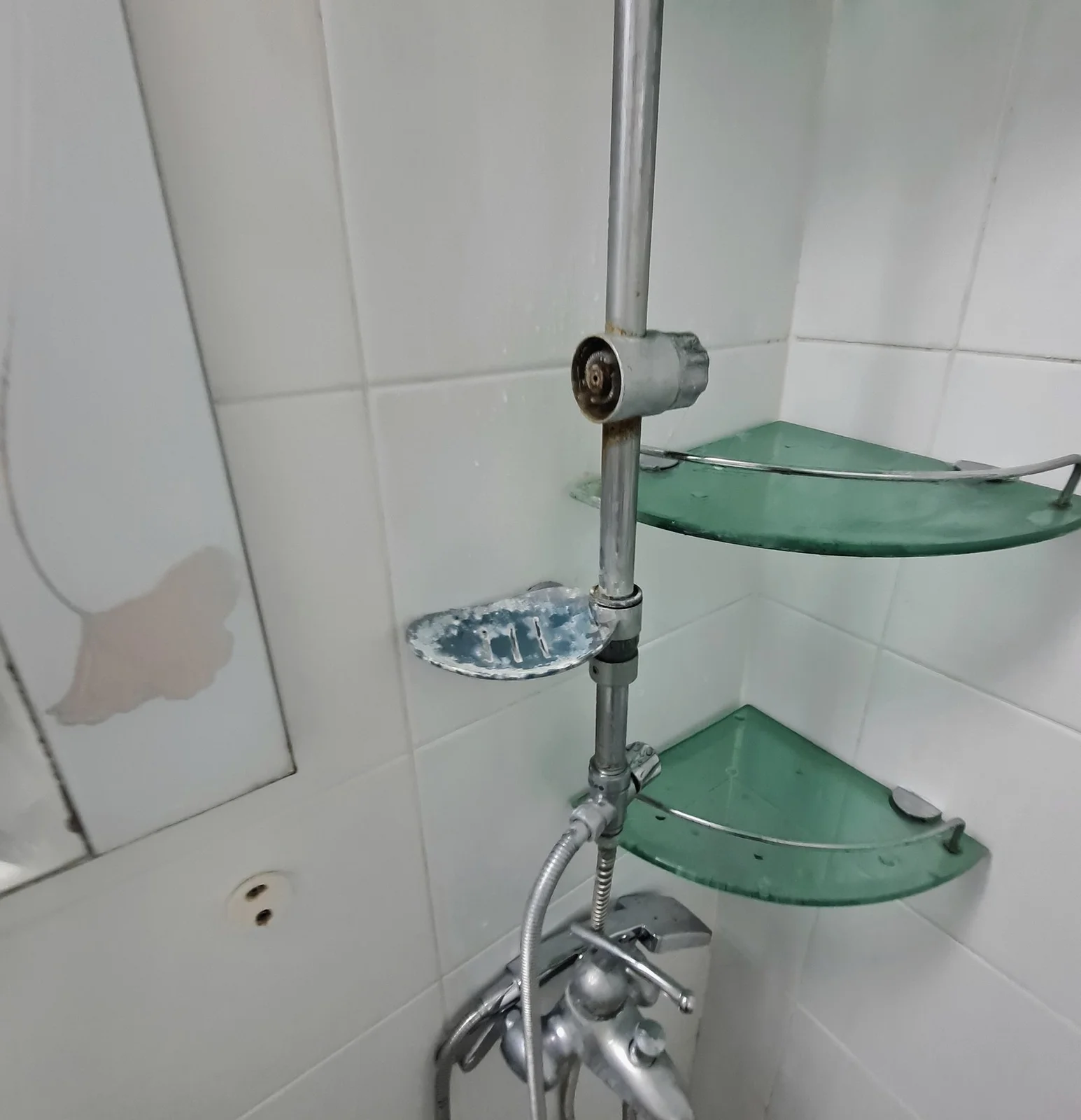 안산 해바라기샤워기 교체 부식으로 물 새던 욕실 샤워수전 전체 교체 1시간 20분 시공 현장 사진 2 — 철거 전, 녹이 슨 기둥과 비누받침
