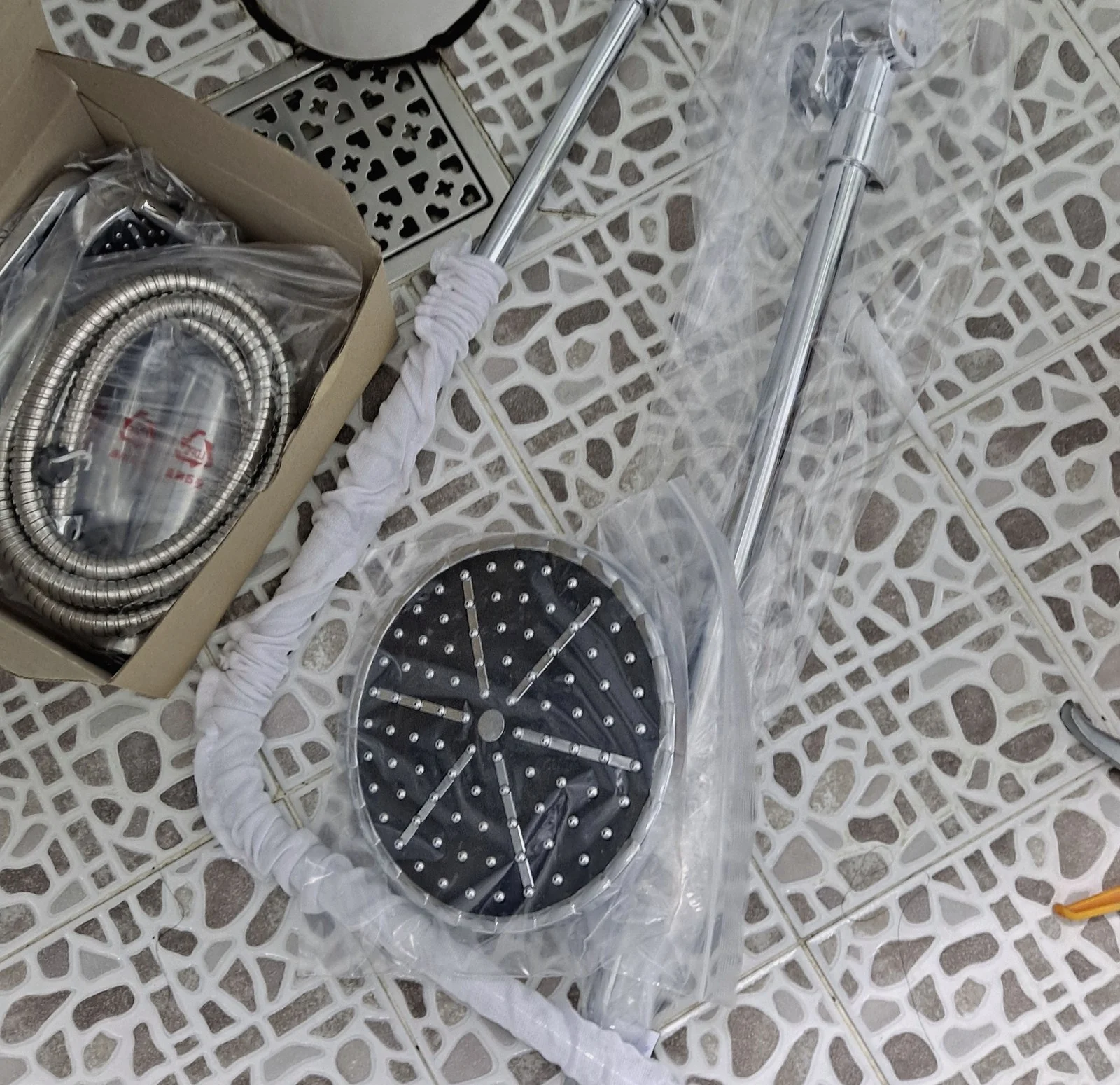 안산 해바라기샤워기 교체 부식으로 물 새던 욕실 샤워수전 전체 교체 1시간 20분 시공 현장 사진 3 — 설치할 새 해바라기샤워기 구성품
